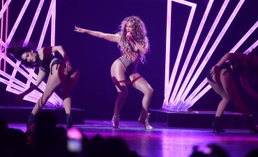 Уже тошнит от этой красоты и красивых. Вообще то в стране война...