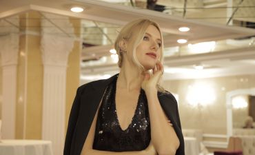 Вслед за Голливудом: Ольга Горбачева восхитила роскошным черным платьем в знак протеста