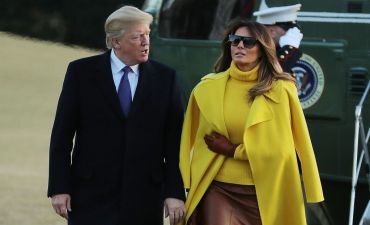 Больше красок! Мелания Трамп появилась на публике в кожаной юбке желтом пальто