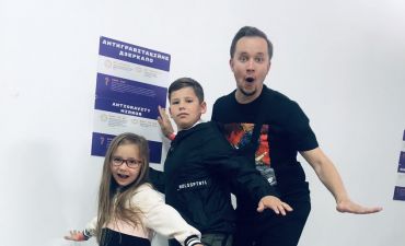 Артем Гагарин с детьми