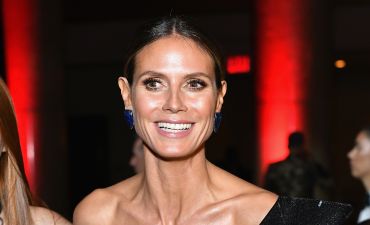 Какие ножки! 44-летняя Хайди Клум появилась в наряде с ошеломляющем разрезом