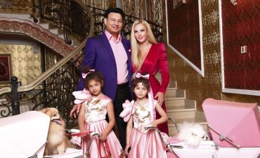 Камалия с мужем и дочками в журнале Viva!