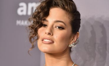 Эшли Грэм дополнила вечернее платье от Vivienne Westwood украшениями с бриллиантами