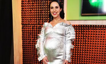 Беременная Джамала подчеркнула большой животик в сияющем платье