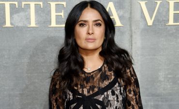 Сальма Хайек покорила публику в роскошном кружевном платье