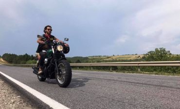 Звезда шоу «Голос країни 10» Даниэль Салем на мотоцикле