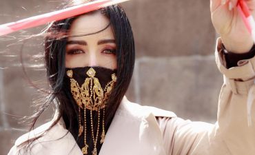 Анна Добрыднева в стильной маске от коронавируса снялась в фотосессии