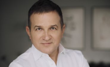 Юрий Горбунов на карантине играет на пианино и гитаре