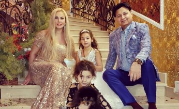 Камалия дома на карантине занимается спортом и учит дочек