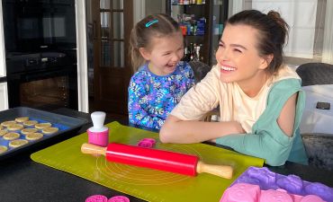 Елена Темникова и ее дочь Саша дома на карантине