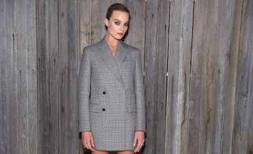 Без юбки и в пиджаке на голое тело: Марго Робби примерила сексуальный наряд