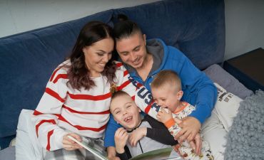 Тарас Тополя с женой Alyosha и сыновьями читают книгу