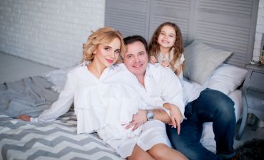 Беременная Лилия Ребрик с мужем и дочерью