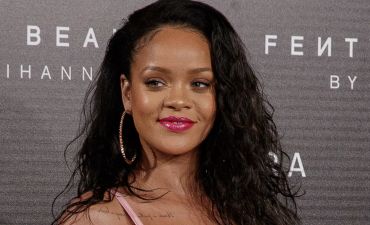 Какая худенькая! Рианна восхитила осиной талией в платье принцессы