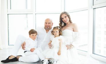 Блогер Ирина Адонина в фотосессии с мужем и детьми