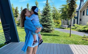 Алена Шоптенко целует сына