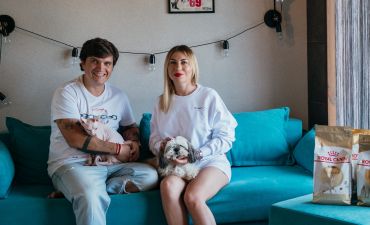 Анатолій Анатоліч та його дружина Юла з котом і собакою