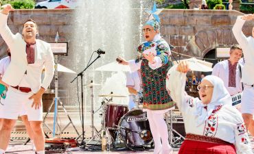 Верка Сердючка танцует на Крещатике