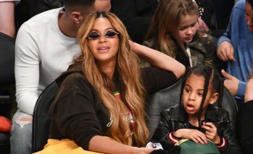 Бейонсе вместе с дочерью на матче