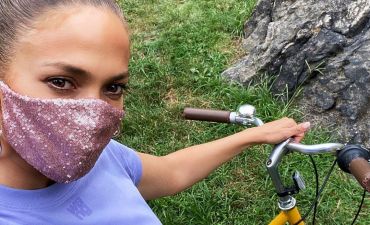 Дженнифер Лопес показала свою маску на карантине
