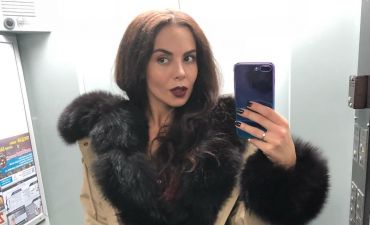 Настя Каменских в колготках в сетку и кожаной юбке