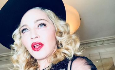 59-летняя Мадонна сверкнула голой грудью на новом селфи