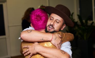 Монатик обнимает танцовщицу