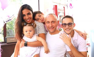Санта Димопулос с мужем и детьми