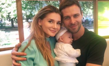 Макс Барских и Миша Романова с ребенком