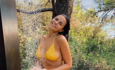 Настя Каменских в купальнике моется под душем