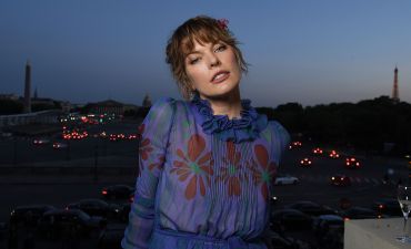 Без комплексов: 42-летняя Мила Йовович показала лицо без косметики