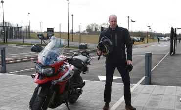 Он еще и байкер! Сеть взорвали снимки принца Уильяма на мотоцикле