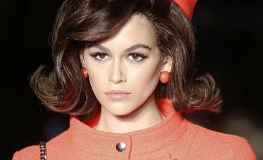 16-летняя Кайя Гербер появилась на показе в образе Жаклин Кеннеди