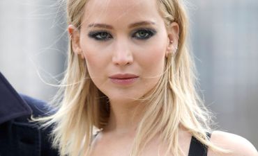 Дженнифер Лоуренс в откровенном платье