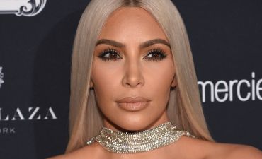 Зефирное настроение: Ким Кардашьян позирует в нежно-розовом пышном платье