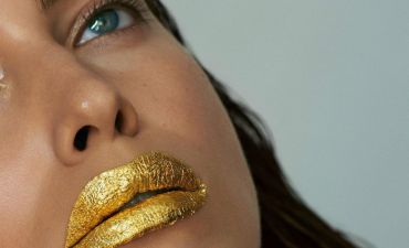 Ирина Шейк с золотыми губами