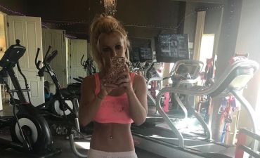 Как балерина: Бритни Спирс похвасталась идеальным шпагатом в прыжке