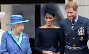 Елизавета II и Меган Маркл с принцем Гарри