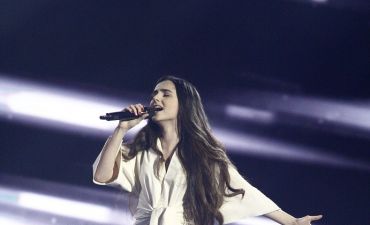 Вот это голос! Звезда сериала "Школа" развернула 4 судейские кресла в шоу "Голос країни-8"