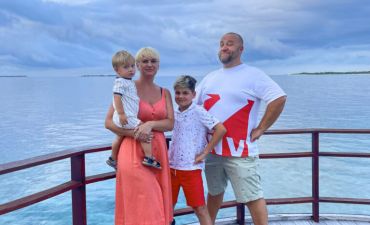 Егор Крутоголов с женой и детьми