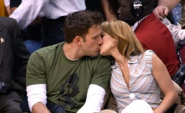 Дженнифер Лопес и Бен Аффлек целуются