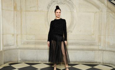 Ольга Куриленко похвасталась стройными ногами в прозрачной юбке со стразами от Dior