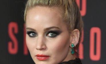 Сколько страсти! Дженнифер Лоуренс позирует в соблазнительном наряде с глубоким декольте