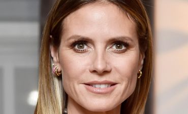 В ответ на критику за откровенность: 45-летняя Хайди Клум вышла в свет в пиджаке на голое тело