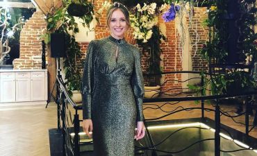 Засияем! Катя Осадчая блистает в сверкающем плате с открытыми плечами