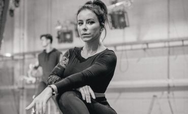 Осиная талия и пышная грудь: Ани Лорак восхитила фигурой в облегающем костюме