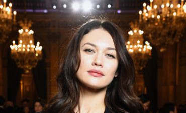 Сдержанная сексуальность: Ольга Куриленко в брючном костюме с пиджаком на голое тело