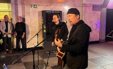 U2 в Україні: Боно та Едж заспівали у київському метро