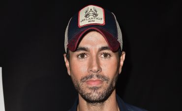 Видео дня: Энрике Иглесиас зацеловал новорожденного ребенка