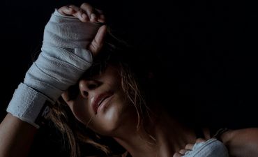 Она не стареет! 51-летняя Холли Берри показала стройную фигуру во время сложных поз в йоге